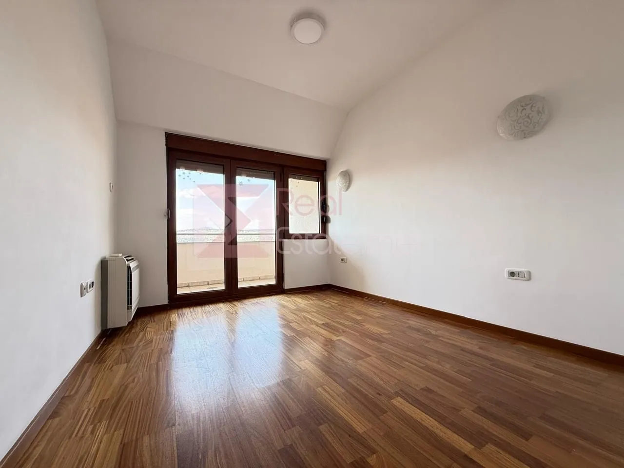 Prodaja, četvorosoban stan, 220m², Preko Morače, Podgorica