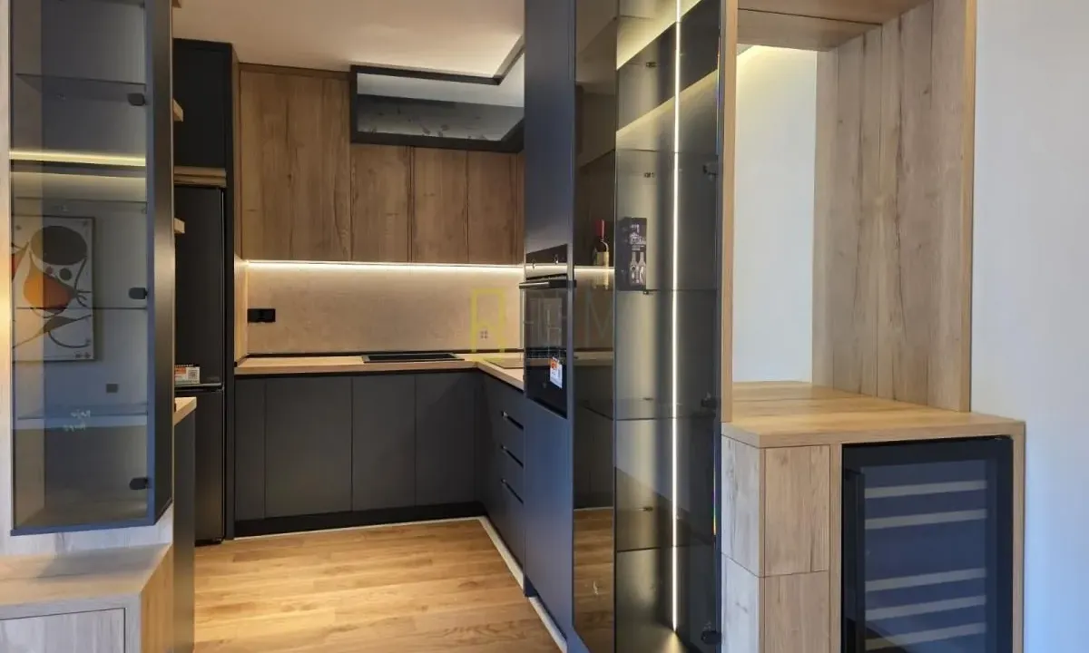 Izdavanje, trosoban stan, 163m², Dalmatinska ulica, Podgorica