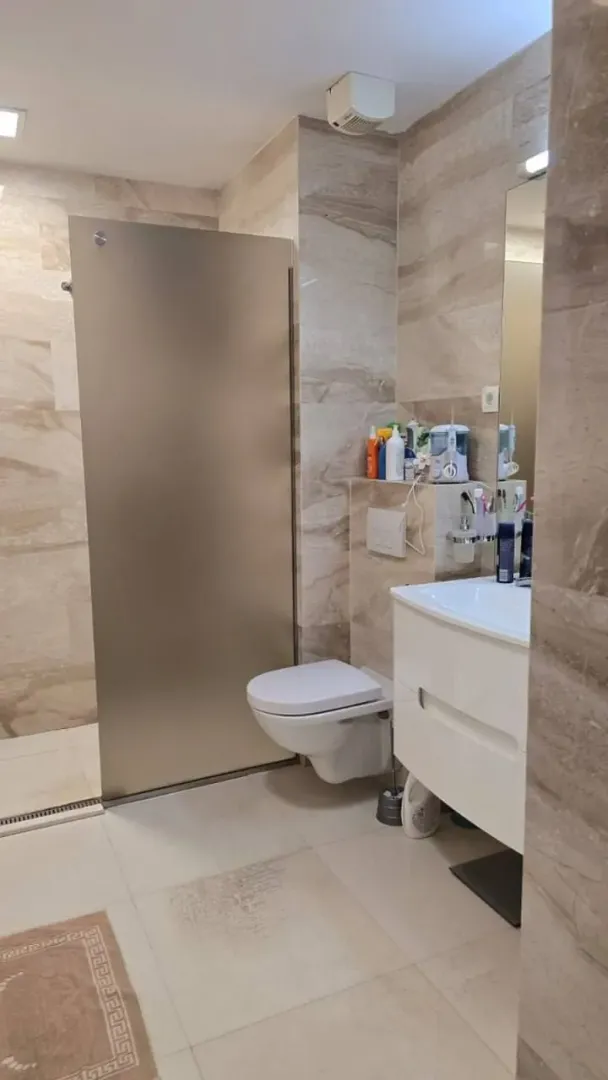 Izdavanje, jednosoban stan, 77m², Tre Canne, Budva