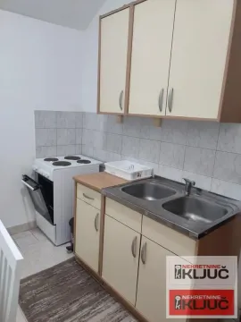 Manja kuhinja sa sudoperom, kuhinjskim elementima i električnim šporetom. - image 4