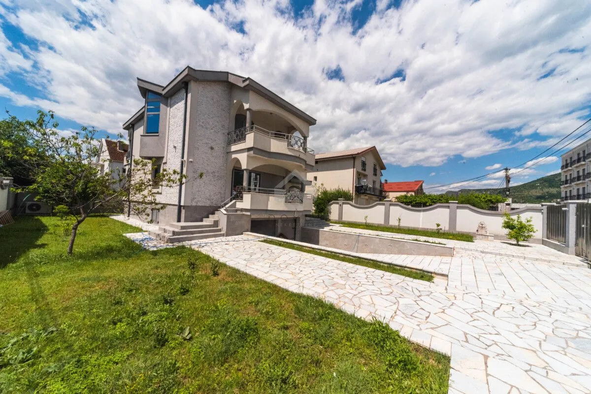 Rent, house, 320m², Zlatica, Podgorica