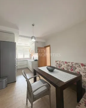 Trpezarija sa trpezarijskim stolom i stolicama u sklopu kuhinje. - image 10