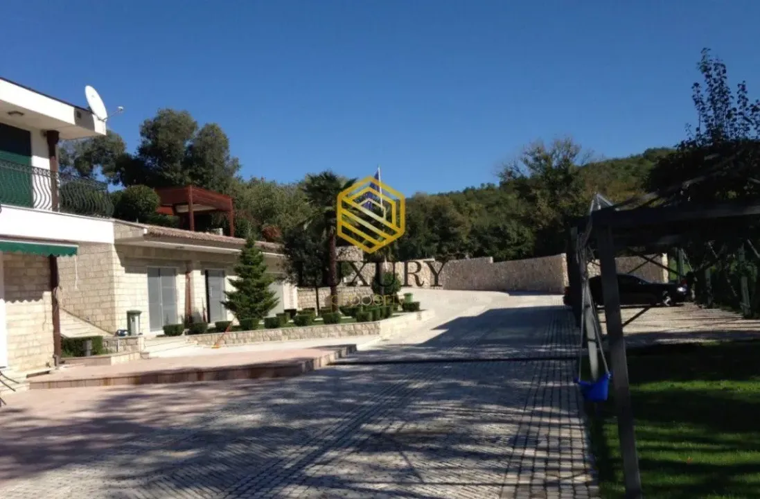 Izdavanje, kuća, 380m², Mareza, Podgorica