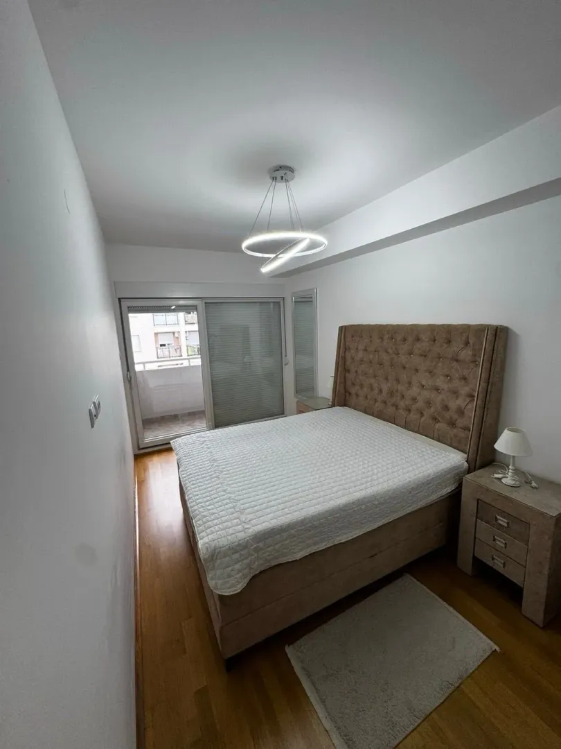 Furnished bedroom with a double bed and access to the terrace.