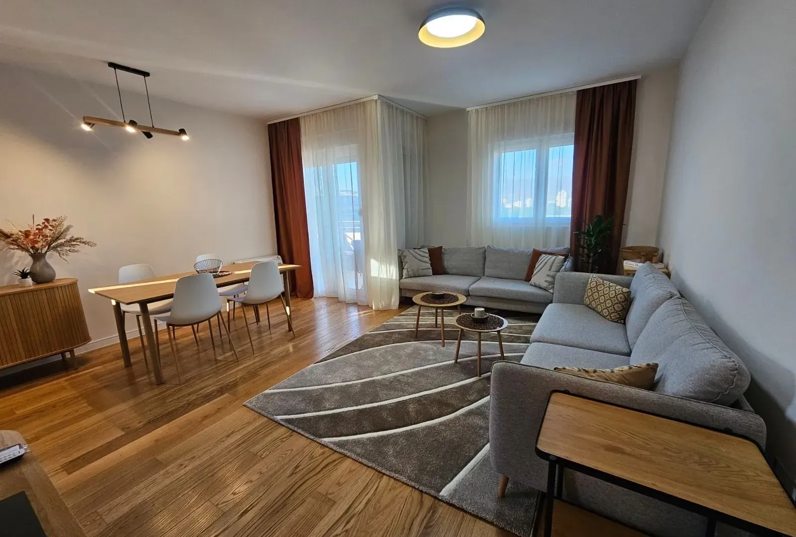 Izdavanje, dvosoban stan, 73m², Central Point, Podgorica