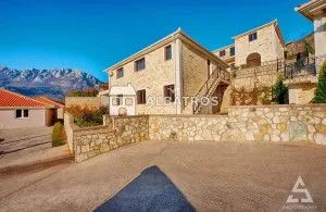 Rent, house, 175m², Župci, Bar - image 1