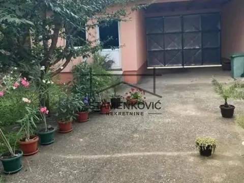 Sale, house, 350m², Gibarac, Šid