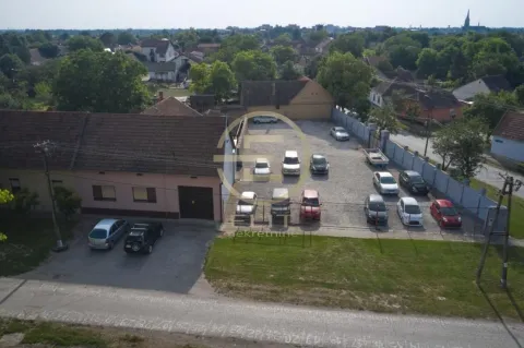 Pogled iz vazduha na dvorište sa parking prostorom i okolnim objektima. - image 12
