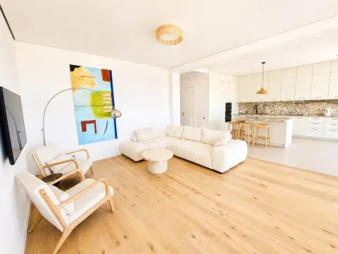 Spacious living room connected to the kitchen. - image 6