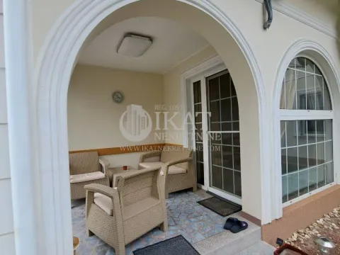 Prodaja, kuća, 250m², Novi Banovci, Stara Pazova - image 1