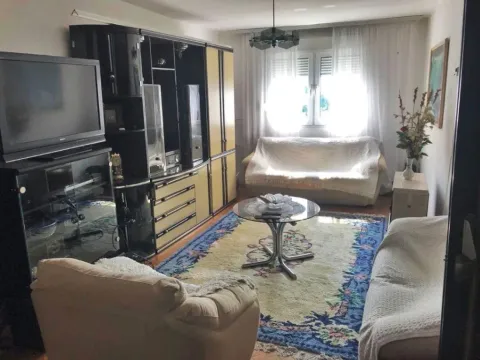 Izdavanje, trosoban stan, 87m², Centar, Bar - image 2