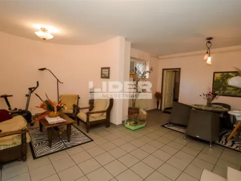 Izdavanje, kuća, 500m², Veliki Mokri Lug, Zvezdara Sve Podlokacije - image 4