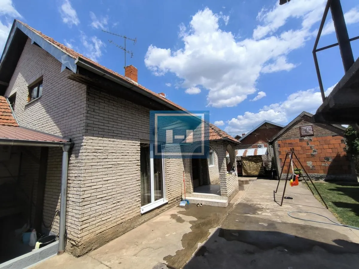 Sale, house, 250m², Ćuprija, Srbija