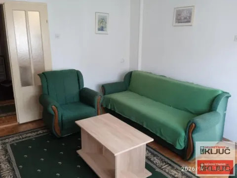 Dnevna soba sa zelenom garniturom i drvenim stočićem. - image 4