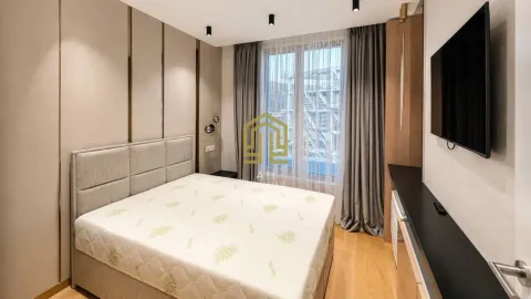 Moderna spavaća soba sa televizorom. - image 7