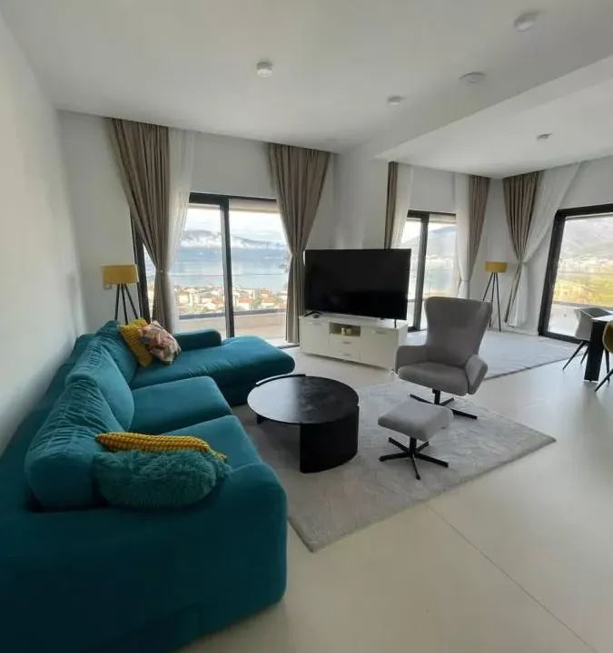 Izdavanje, dvosoban stan, 159m², Tivat, Crna Gora