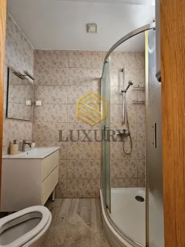 Manje kupatilo sa tuš kabinom, umivaonikom i wc šoljom. - image 12