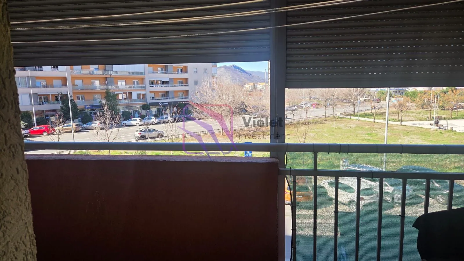 Pogled sa terasa na okolne zgrade i ulicu.