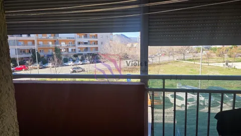 Pogled sa terasa na okolne zgrade i ulicu. - image 3