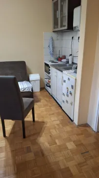 Jednostavna mala kuhinja sa trpezarijskim dijelom i parketom. - image 4