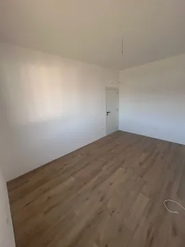 Prazna neopremljena soba sa bijelim zidovima i drvenim podom. - image 13