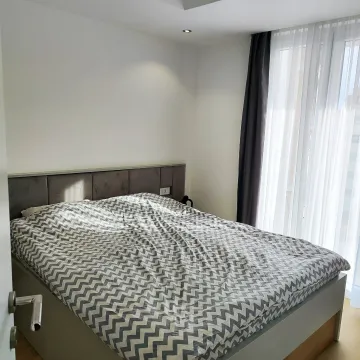 Moderna spavaća soba sa bračnim krevetom i prozorom sa svijetlim zavesama. - image 16