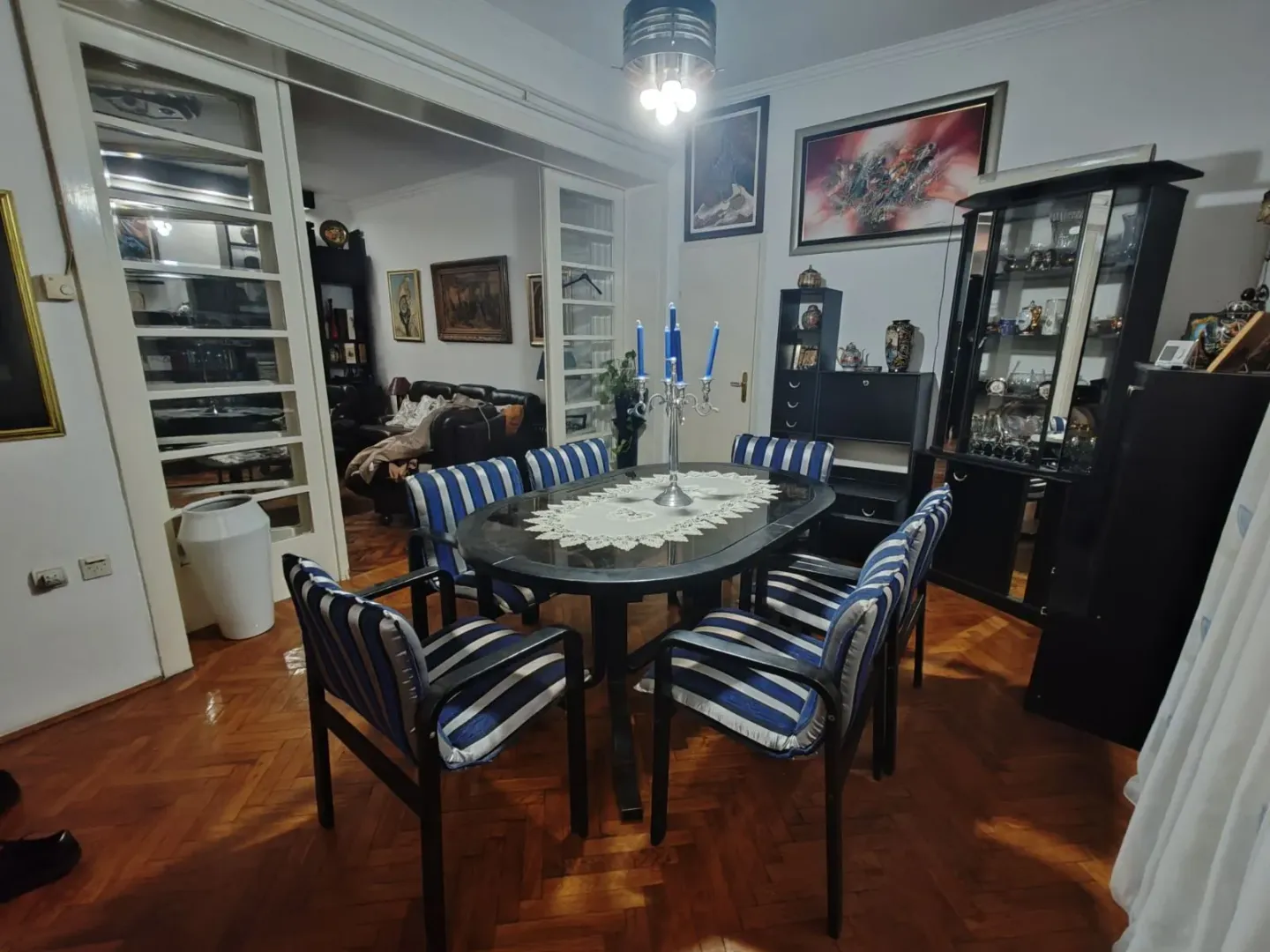 Dnevna soba sa trpezarijom i garniturom za sedenje.