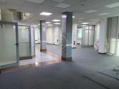 Izdavanje, poslovni prostor, 353m², Bulevar Oslobodjenja, Novi Sad Sve Podlokacije