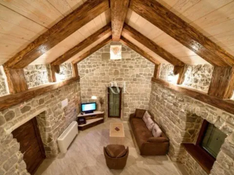 Izdavanje, kuća, 281m², Dub, Kotor - image 12