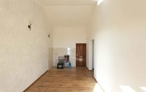 Prazna prostorija sa laminatnim podom. - image 13