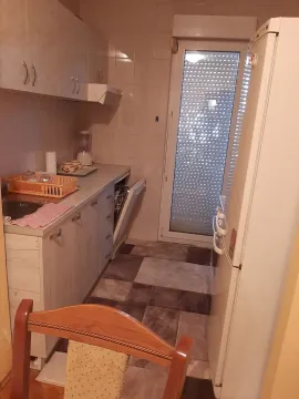 Jednostavna kuhinja sa kuhinjskim elementima i frižiderom. - image 6
