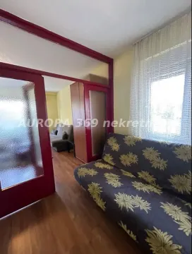 Dnevna soba sa kaučem i staklenim kliznim vratima prema drugoj prostoriji. - image 3