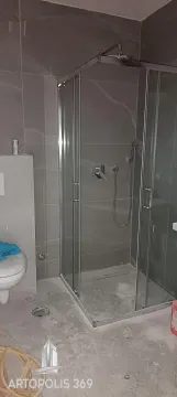 Kupatilo u fazi završnih radova sa ugrađenom tuš kabinom i sanitarijama. - image 9
