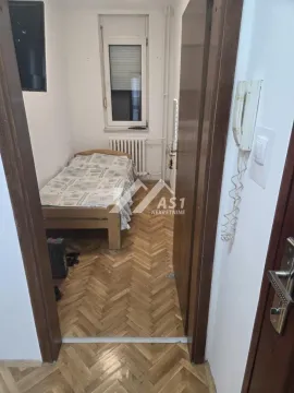 Pogled iz hodnika na spavaću sobu sa krevetom i parketom. - image 9