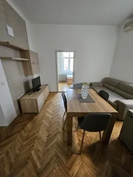 Dnevna soba sa trpezarijskim stolom i garniturom za sedenje. - image 3