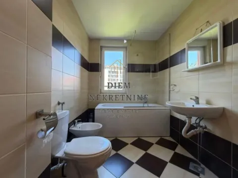 Izdavanje, trosoban stan, 107m², Vezirov Most, Podgorica - image 11