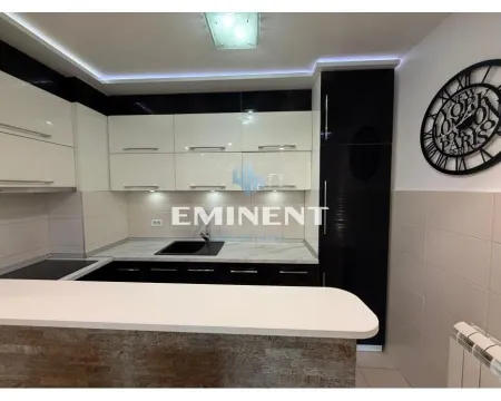 Moderna kuhinja sa belim i tamnim elementima i šankom. - image 4