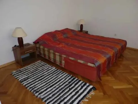 Spavaća soba sa bračnim krevetom i noćnim stočićima. - image 18