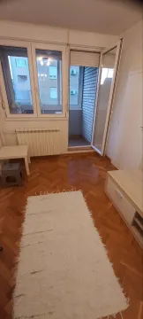 Manja soba sa parketom i izlazom na balkon. - image 7