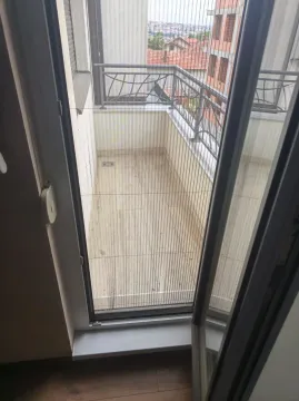 Pogled kroz balkonska vrata na terasu sa zaštitnom mrežom. - image 9