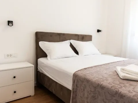 Izdavanje, dvosoban stan, 60m², Radanovići, Kotor - image 9