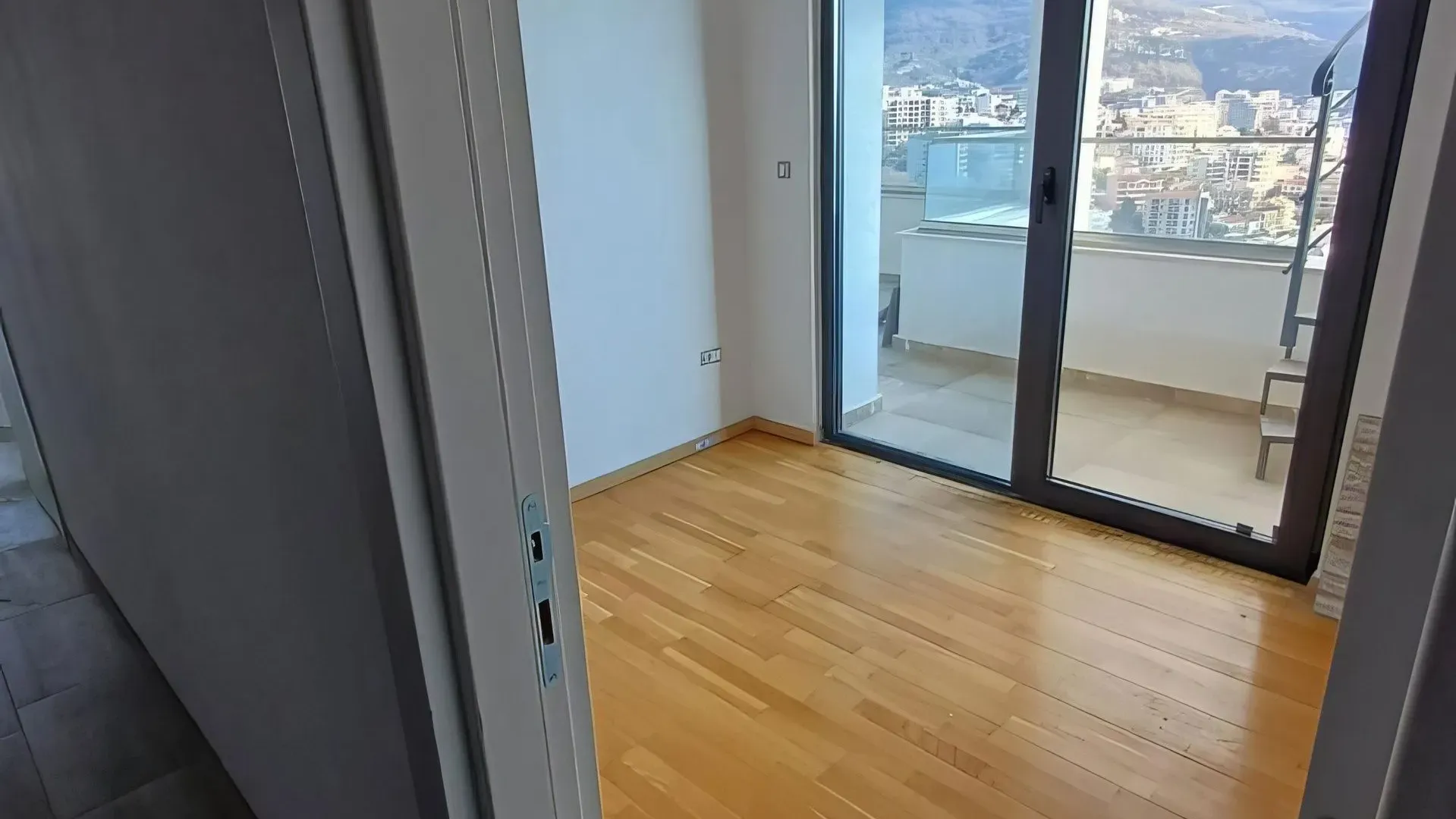 Prodaja, trosoban stan, 90m², Bečići, Budva