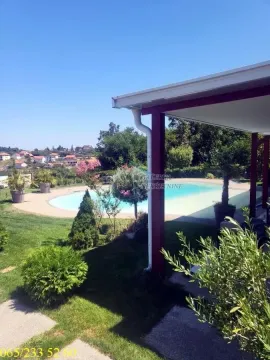 Dvorište sa bazenom i pogledom na okolinu. - image 13