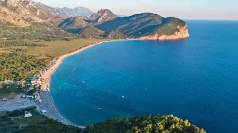 Pogled iz vazduha na obalu i more. - image 4