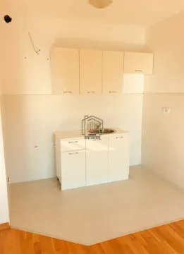 Manja kuhinja sa bijelim elementima i sudoperom. - image 8