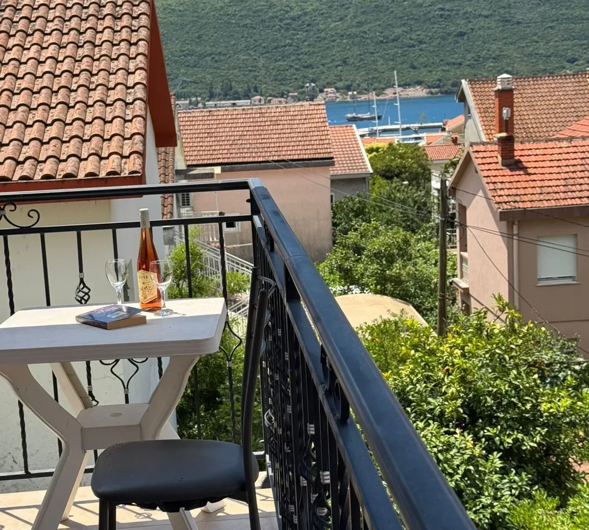 Izdavanje, dvosoban stan, 90m², Đenovići, Herceg Novi