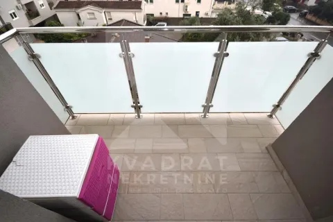 Balkon sa staklenom ogradom i pločicama. - image 9