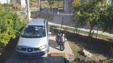 Pogled na dvorište i parking ispred kuće sa automobilom i skuterom. - image 4