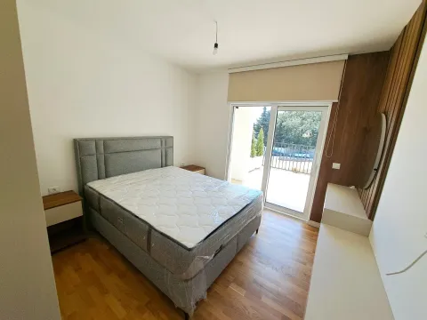 Spavaća soba sa bračnim krevetom i izlazom na terasu. - image 15