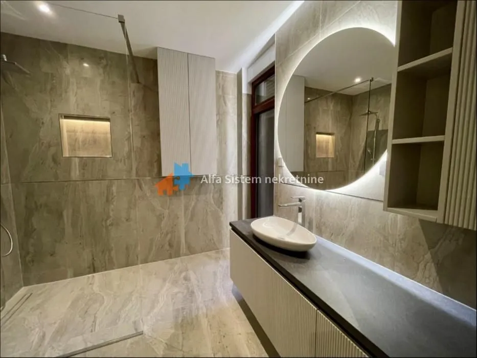 Izdavanje, četvorosoban stan, 174m², Savski Venac, Beograd